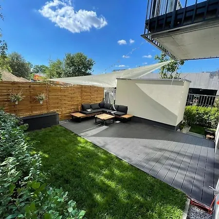 Modern Apartment With Spacious Backyard By Matt Warsaw Exterior photo