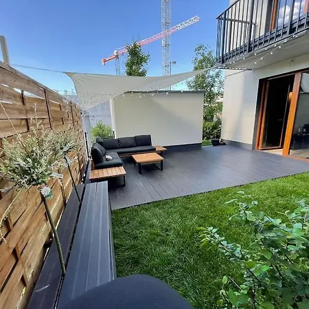 Modern Apartment With Spacious Backyard By Matt Warsaw Exterior photo