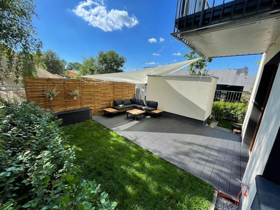 Apartment Modern With Spacious Backyard By Matt *